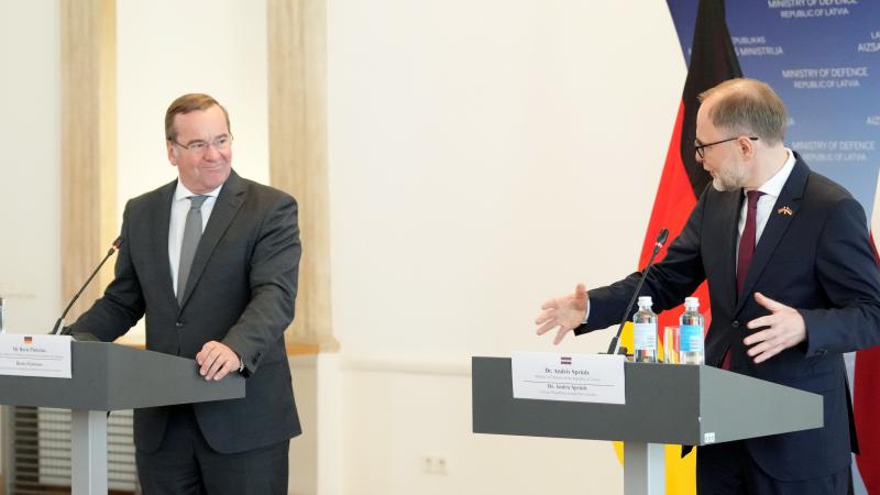 Latvijas un Vācijas aizsardzības ministri preses konferencē