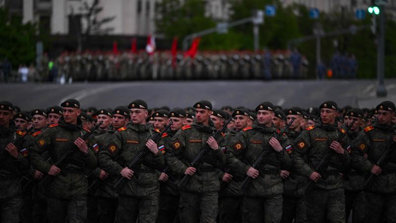 Krievijas armijas karavīri militārajā parādē