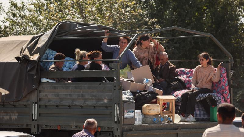Armēņu bēgļi dodas prom no Kalnu Karabahas
