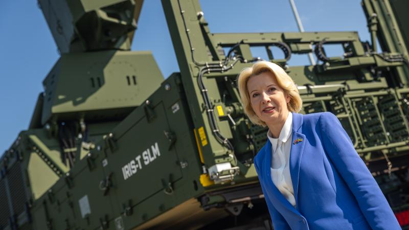 Aizsardzības ministre Ināra Mūrniece Vācijā parakstot līgumu par vidējās darbības rādiusa raķešu sistēmu iegādi