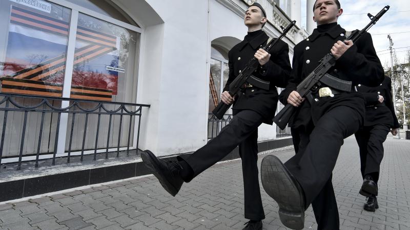 Krievijas skolēni maršē okupētajā Krimā