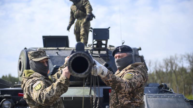 Ukrainas karavīri strādā pie Leopard 1 tanka stobra