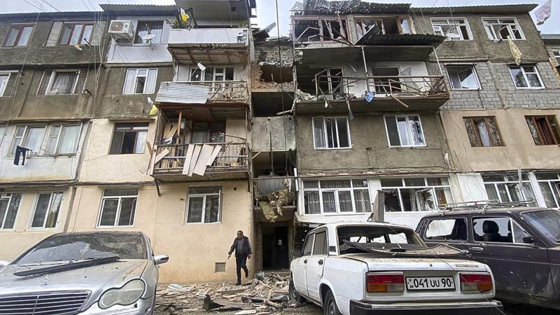 Stepanakertā, Kalnu Karabahā pēc apšaudes cietusi ēka