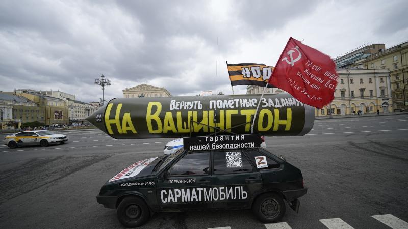 Krievijas propagandistu un kara atbalstītāju automobilis ar simbolisku kodolraķeti "Sarmat"