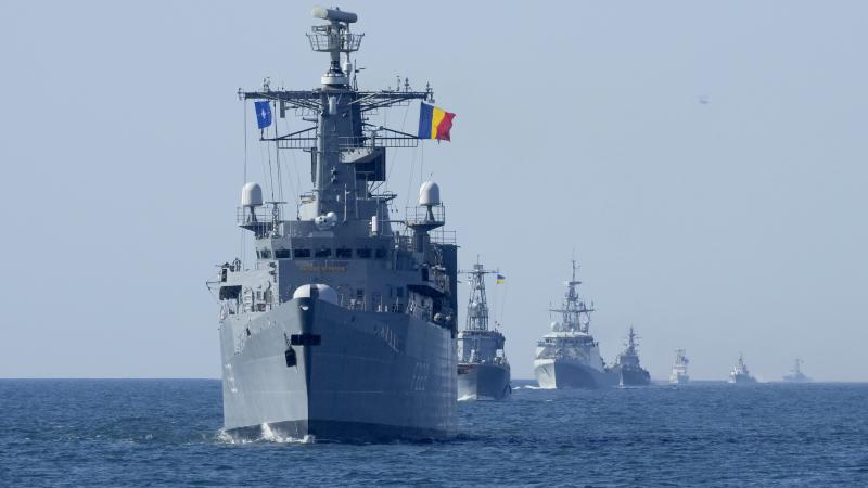 Kara kuģi piedaloties mācībās Melnajā jūrā