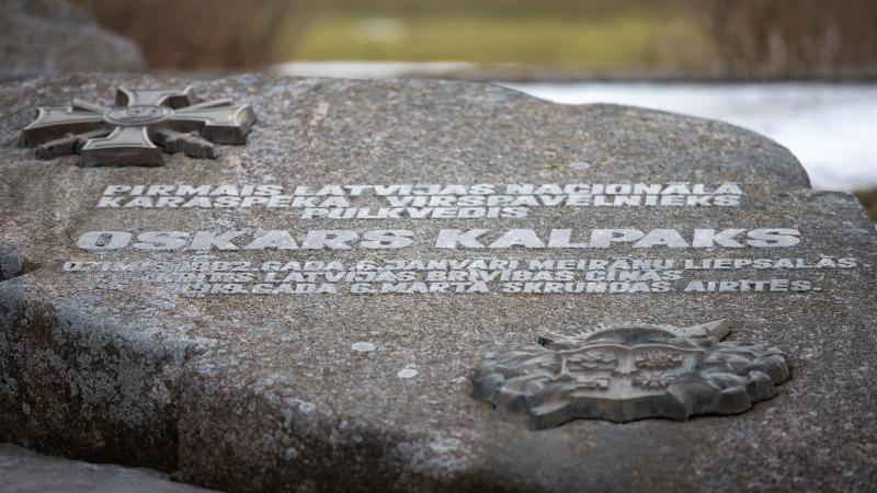 Madonas nov., Latvija. Piemiņas akmens pulkveža Oskara Kalpaka dzimtajās mājās „Liepsalas”. 