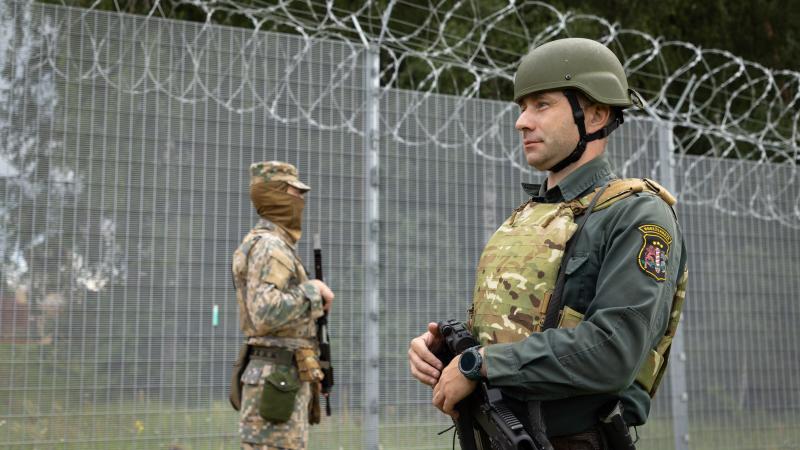 Robežsargs un karavīrs pie Latvijas robežas