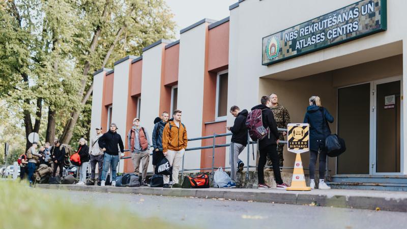 Rīga, Latvija. Rekrutēšanas un atlases centrā jauniesaucamie, kuri sekmīgi pabeidza atlasi, sāk dienestu bruņotajos spēkos.