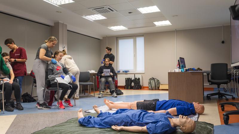 Rīgas Stradiņa universitātē atklāj Baltijā pirmo militārās medicīnas studiju kursu