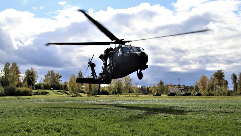 Militārais helikopters mācību laikā