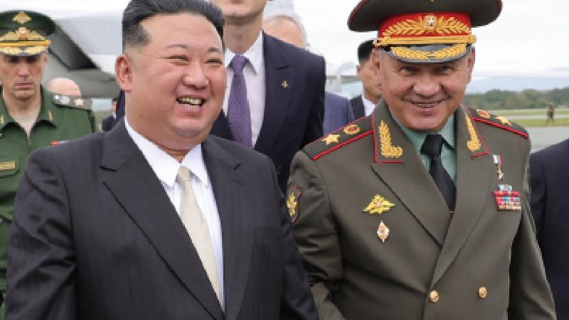 Ziemeļkorejas līderis Kims Čenuns un Krievijas aizsardzības ministrs Sergejs Šoigu