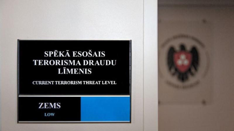 Informācija uz sienas VDD, ka terorisma līmenis Latvijā ir zems
