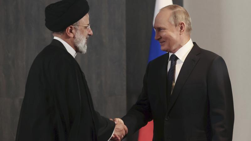 Krievijas diktatos Vladimirs Putins tiekas ar Irānas prezidentu Ibrahimu Raisi
