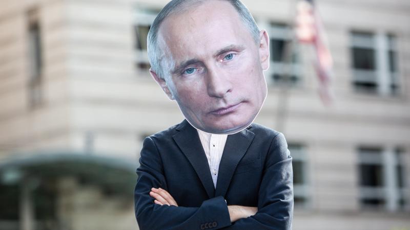 Pretestētājs ar Putina masku