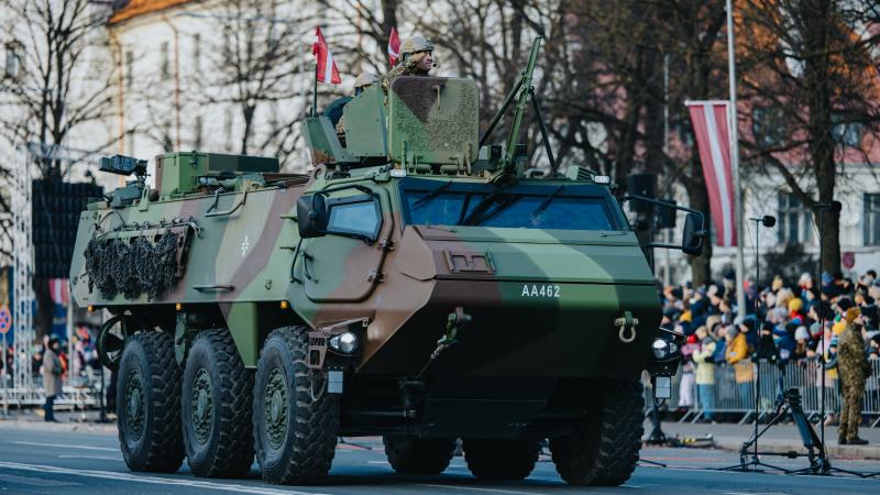 11. novembra krastmalā, notiek Latvijas Republikas proklamēšanas 104. gadadienai veltīta Latvijas un tās sabiedroto bruņoto spēku, Iekšlietu ministrijas pakļautības iestāžu un Jaunsardzes vienību militārā parāde