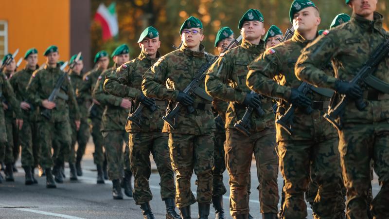 Polijas karavīri militārajā parādē
