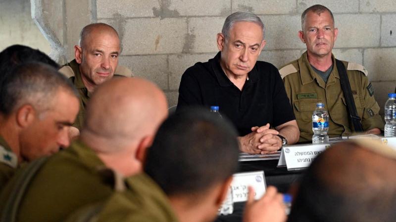 Izraēlas premjerministrs Benjamins Netanjahu starp militārpersonām