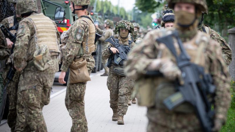 Sauszemes spēku Mehanizēto kājnieku brigādes karavīri mācībās "Nameja vairogs" Latgalē