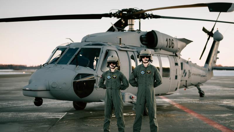 Gaisa spēku karavīri pie helikopteri