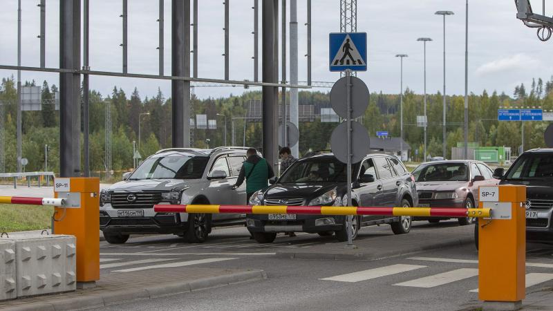 Krievijā reģistrēti transportlīdzekļi gaida, lai šķersotu Somijas robežu