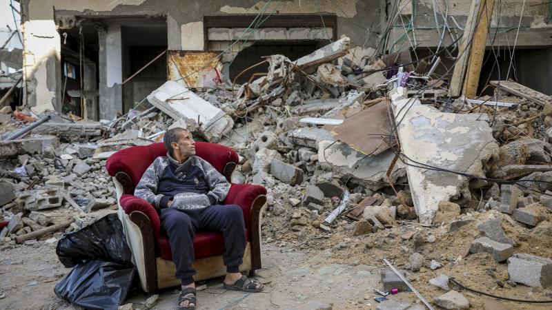 Gruvešos Gazas pilsētā sēž palestīnietis