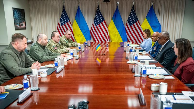 Sarunas starp ASV un Ukrainas pārstāvjiem