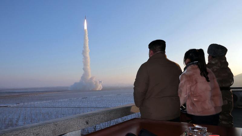 Ziemeļkorejas līderis ar savu meitu vēru ballistiskās raķetes palaišanu