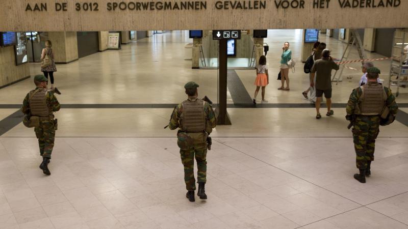 Beļģijas policisti patrulē Briseles centrālajā stacijā