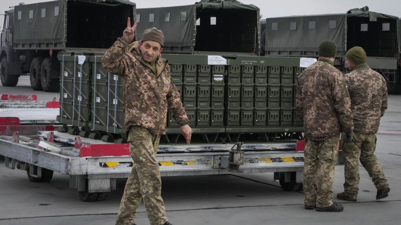 Ukrainas karavīri pārkrauj ASV militāro palīdzības kravu