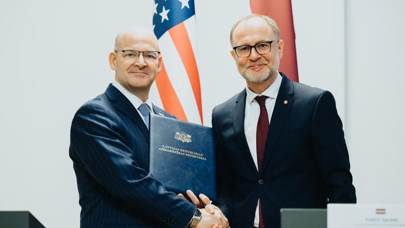 ASV vēstnieks Latvijā Kristofers Robinsons un aizsardzības ministrs Andris Sprūds