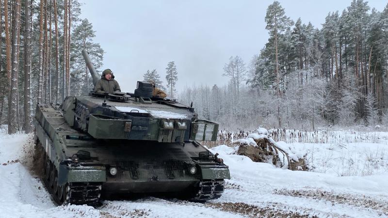 Lietuvas aizsardzības ministrs Leopard 2 tankā