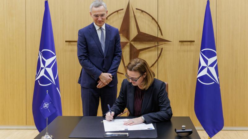 NATO ģenerālsekretārs paraksta līgumu par munīcijas iegādi