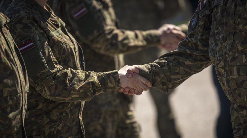 Latvijas karavīri paspiež rokas