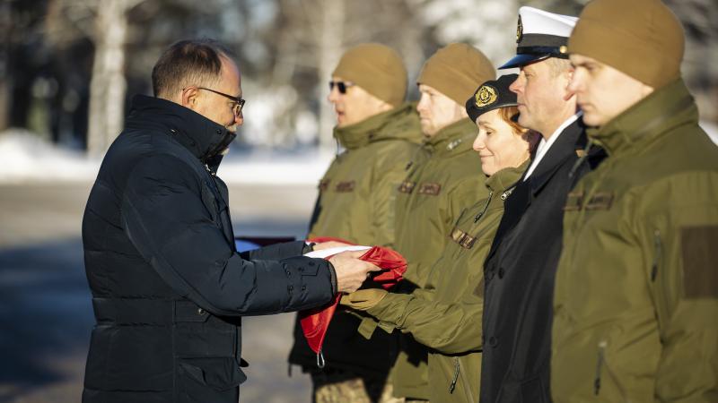 Aizsardzības ministrs pavada Latvijas karavīrus uz Kosovu