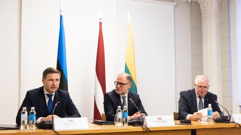 Rīgā norisinās Baltijas valstu aizsardzības ministru preses konference