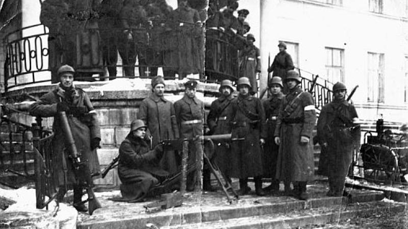 1.latviešu atsevišķā bataljona karavīri un komandieris pulkvedis Oskars Kalpaks (aiz ložmetēja, galvā jērenīca) Rudbāržu muižā 1919.gada marta sākumā
