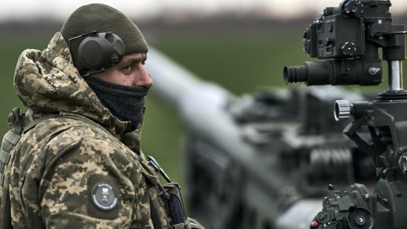 Ukraiņu karavīrs pie ASV piegādātās 155mm haubices "M777"