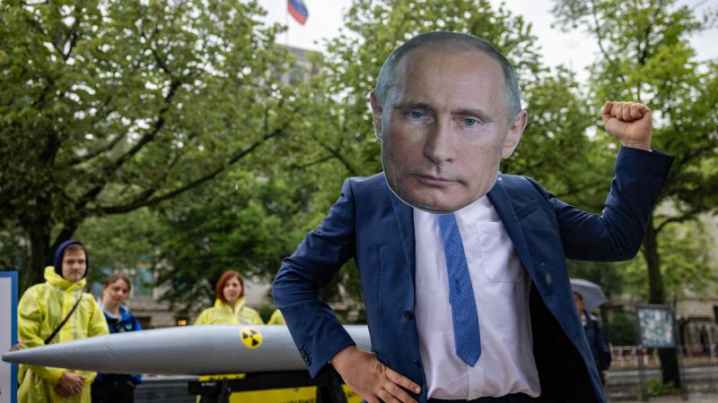 Protests pret Krievijas diktatora regulārajiem kodolieroču izmantošanas draudiem