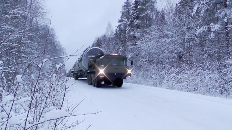 Krievijas ballistiskā raķete tiek vesta cauri sniegotam mežam