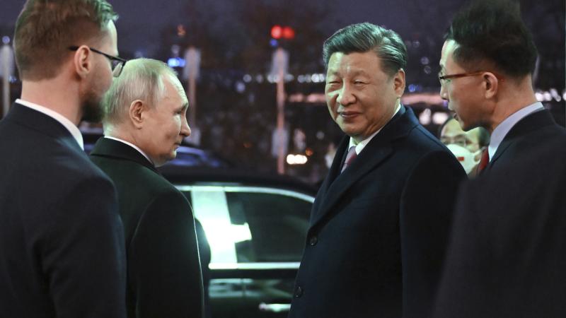 Ķīnas prezidents Sji Dziņpins ar agresorvalsts Krievijas diktatoru Vladimiru Putinu savas 2023. gada valsts vizītes noslēgumā Maskavā