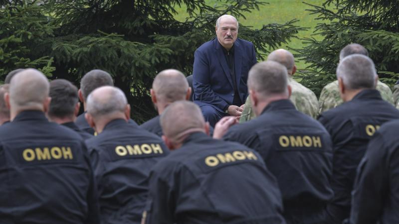 Baltkrievijas diktators kopā ar policijas vienībām Omon