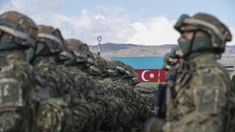 Azerbaidžānas karavīri soļo parādē
