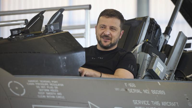 Ukrainas prezidets Volodimirs Zelenskis F-16 