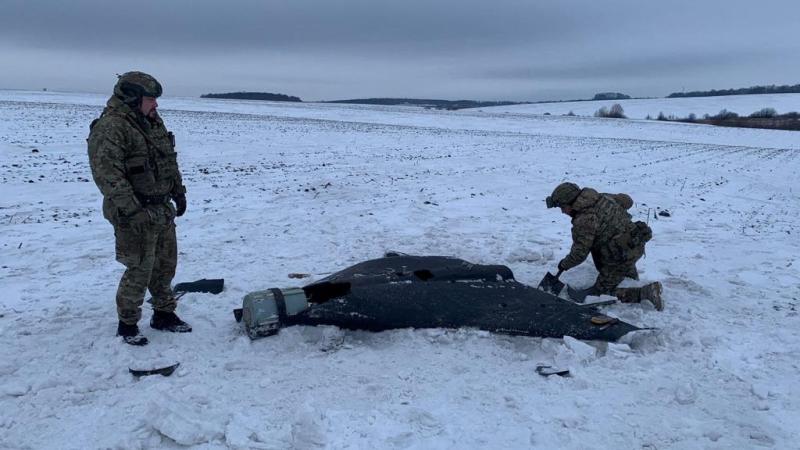 Ukrainas policisti atmīnē Krievijas palaistu dronu