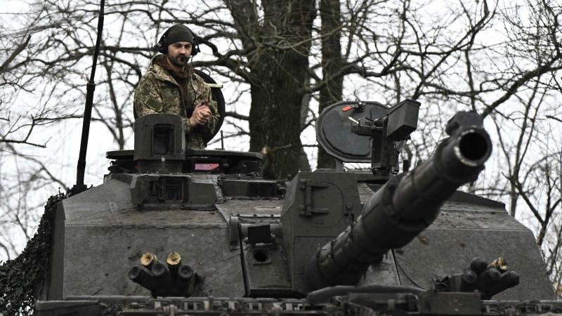 Ukraiņu tankisti frontē ar britu piegādāto kaujas tanku "Challenger 2"