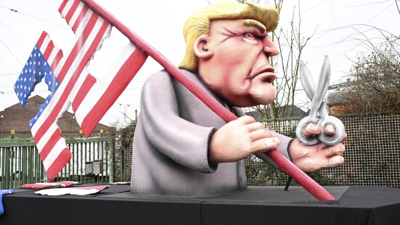 Donalda Trampa figūra Rožu pirmdienas parādē Vācijā