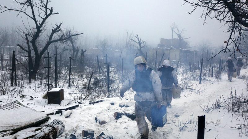 Ukraiņu karavīri pie Avdijivkas