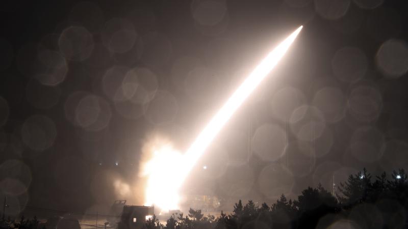 HIMARS raķešu palaidējs izšauj tālās darbības rādiusa raķeti