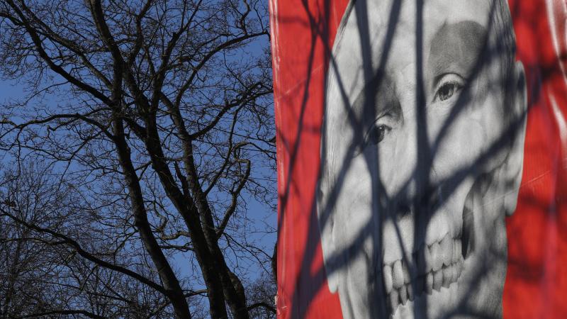 Agresorvalsts Krievijas diktatora Vladimira Putina stilizēts attēls iepretim Krievijas vēstniecības ēkai Rīgā