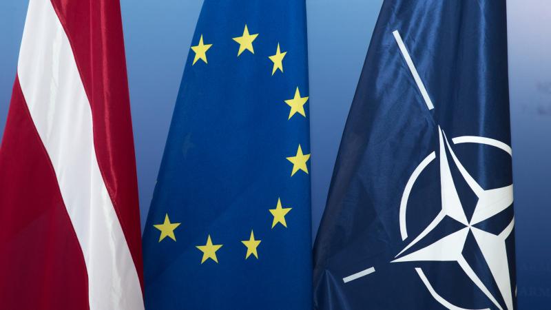 Latvijas, ES un NATO karogi